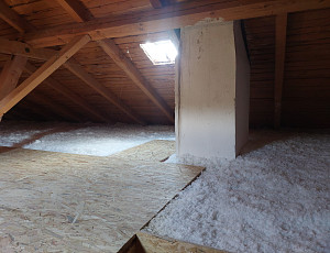 Zateplení stropu rodinného domu pomocí foukané izolace